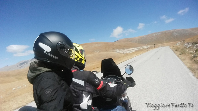 in due su una moto campo imperatore
